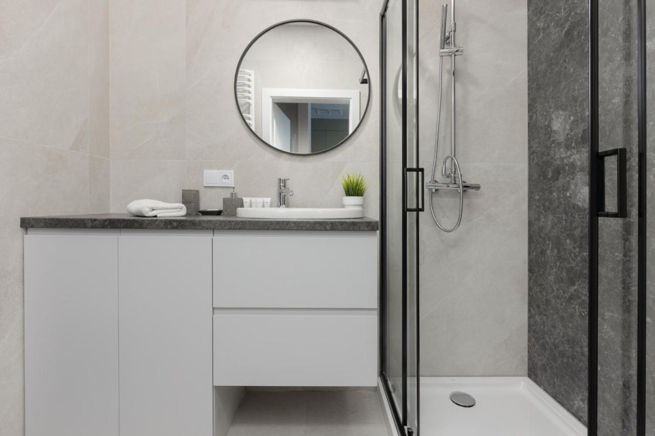 Wola Spacious Flat With Air Conditioning & Balcony By Noclegi Renters Warszawa Eksteriør billede