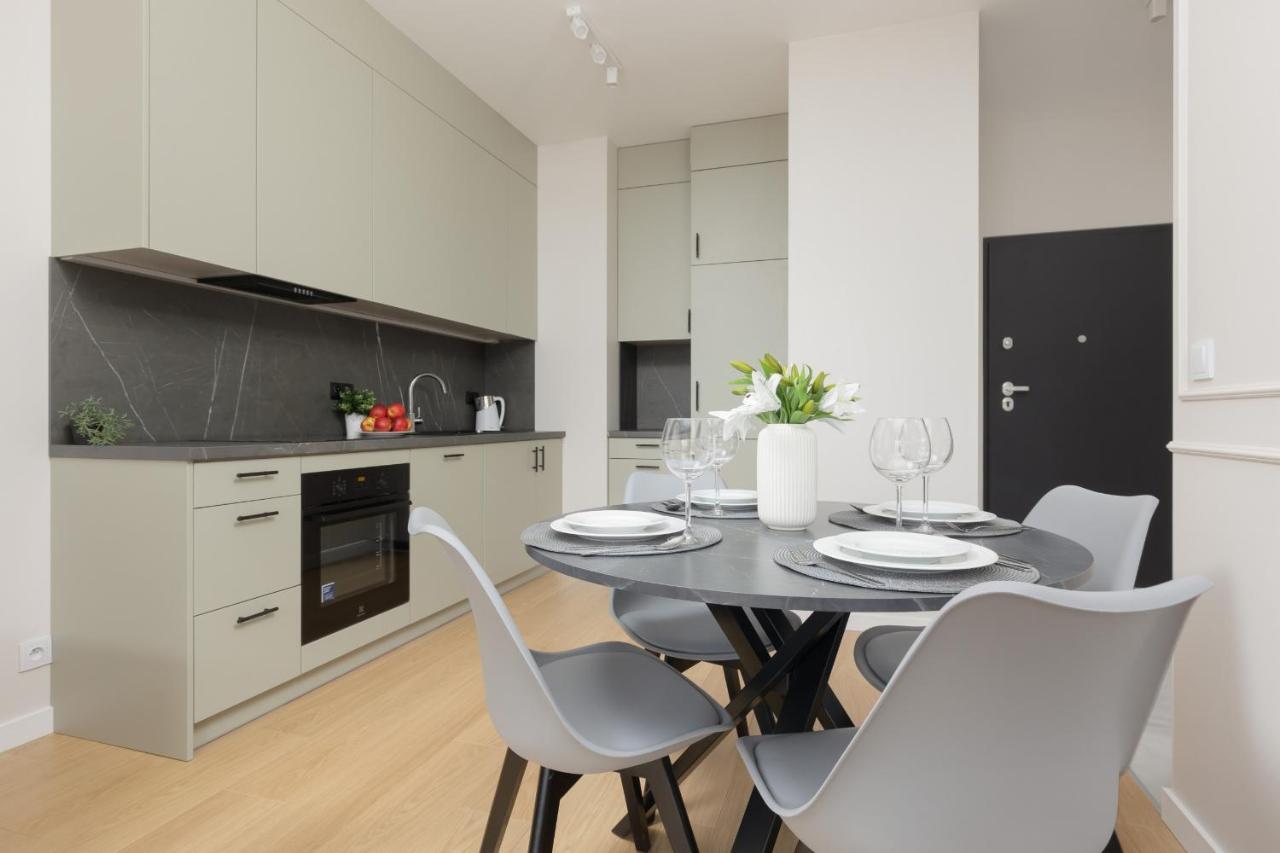Wola Spacious Flat With Air Conditioning & Balcony By Noclegi Renters Warszawa Eksteriør billede